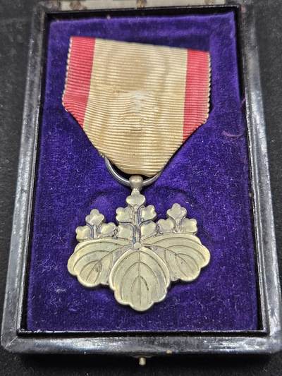 0元起拍勋章 第335期 咸鱼国勋章拍卖专场 2月25日（周三）下午6：00开始 - 早期浅红色绶带 白叶章银制带盒