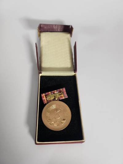 南水社第二次拍卖 民主德国社会活动家奖章 章体完好 盒子商鞅品相