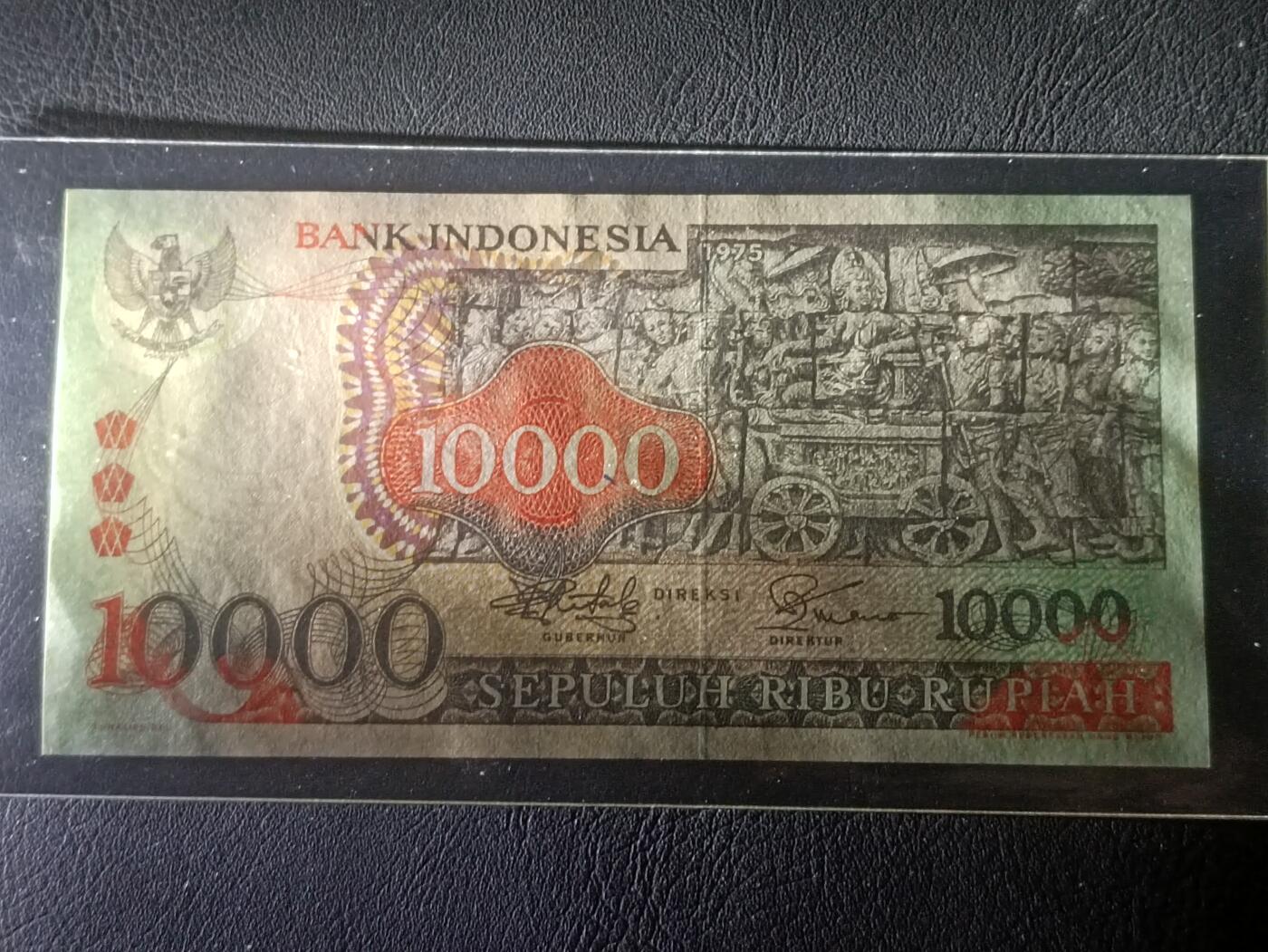 【年后首拍！】2026二月第三期，总217期 印度尼西亚1975版10000卢比AUNC有针孔无47，佛塔浮雕和传统工艺面具，此版本最大面值