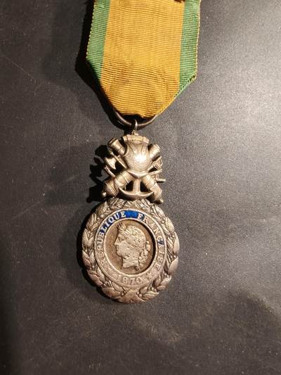 老王徽章第184期 - 法国军事奖章   三共时期    950银镀金珐琅     19.1g