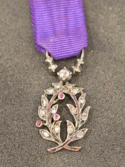 凯旋世界勋赏（持续上新中）（第22期新年大拍）（欢迎送拍）（对拍品有疑问请询问客服，不接受到手刀，出价默认拍品品相。请认真阅读拍卖规则！出价默认已认可！）（收到货请录制开箱视频，无视频概不处理问题。） - 尼古拉·埃米尔·穆坦先生的棕榈叶珠宝商钻石棕榈叶，红宝石底座为黄金制双标