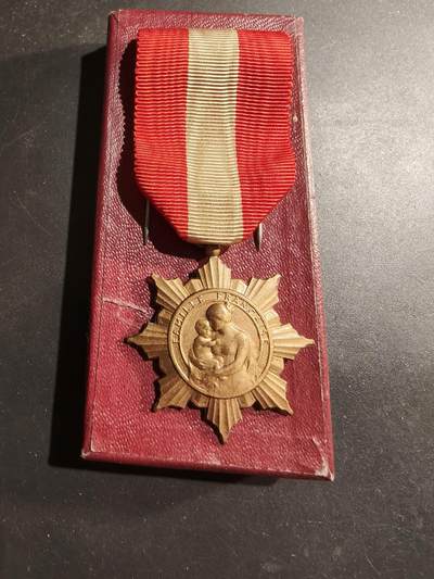 老王徽章第184期 - 法国金级母亲奖章   带盒子