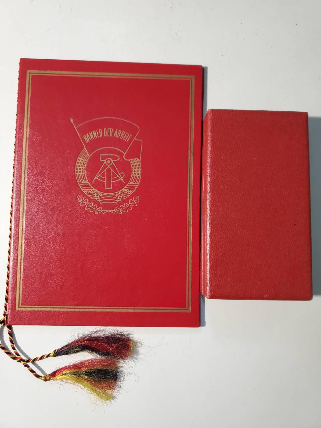 韵星假日军品类拍卖第42期 -- Rimey Holidays Militaria Auction 42 民主德国二级劳动红旗勋章盒略一套带证书 实发好品 工战队军官事迹