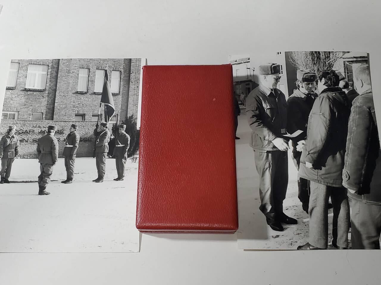 韵星假日军品类拍卖第42期 -- Rimey Holidays Militaria Auction 42 民主德国一级劳动红旗勋章带盒略一套和两张工战队照片 工战队为检阅举旗和军官视察 稀少题材 均为军队官方洗出（为上两组拍品原主部队）非后洗 勋章一级少见