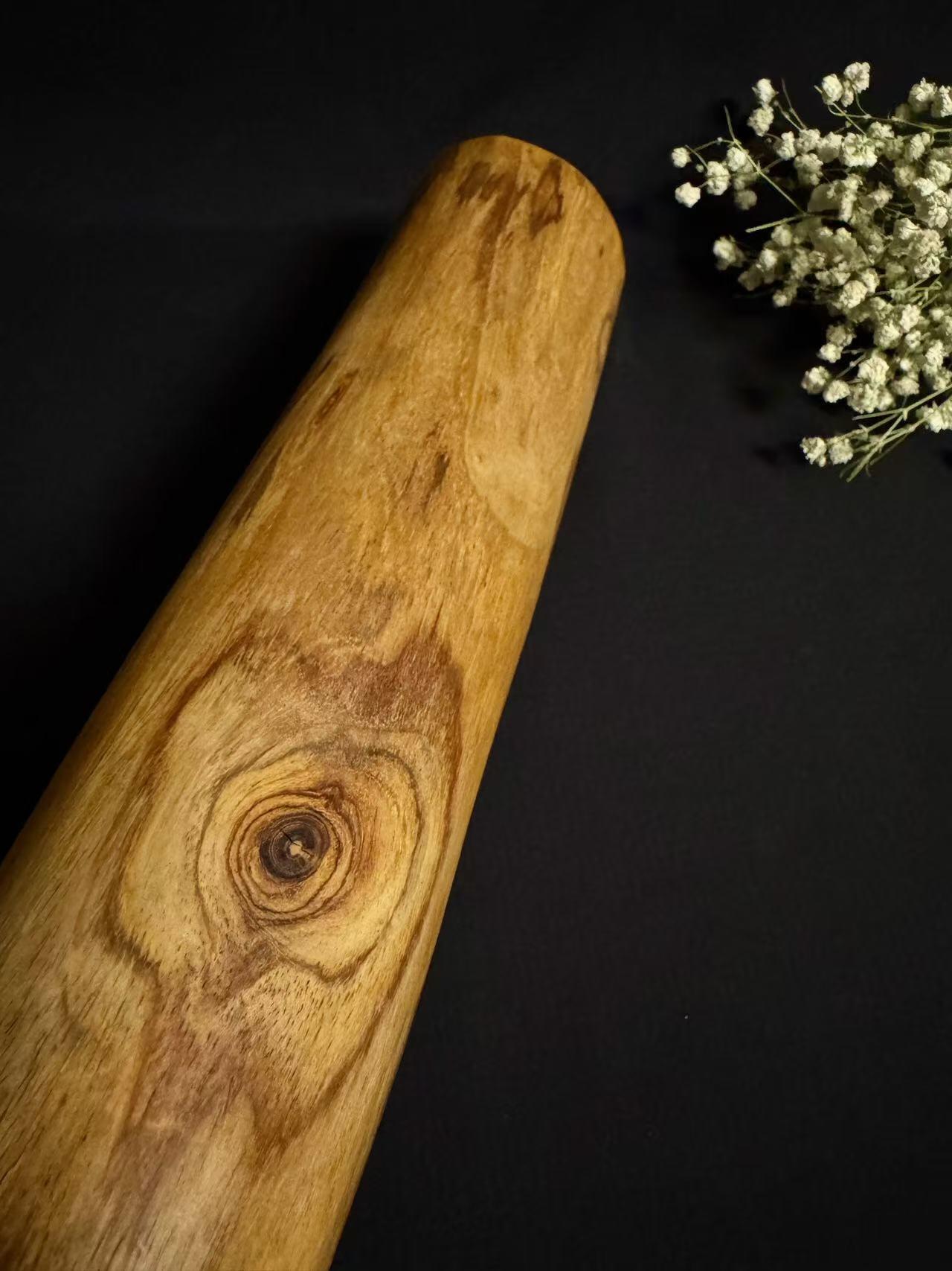 零元拍：NO.2终于在节前收到这批送出去加工的海南黄花梨随型把玩棍横财，这也许就是玩木头的乐趣吧，每一个花纹都独一无二，是自然与匠心的完美邂逅。 它保留了木材最本真的曲线，每一处起伏都像是时光在木头上留下的指纹。尺寸：390/60/50MM