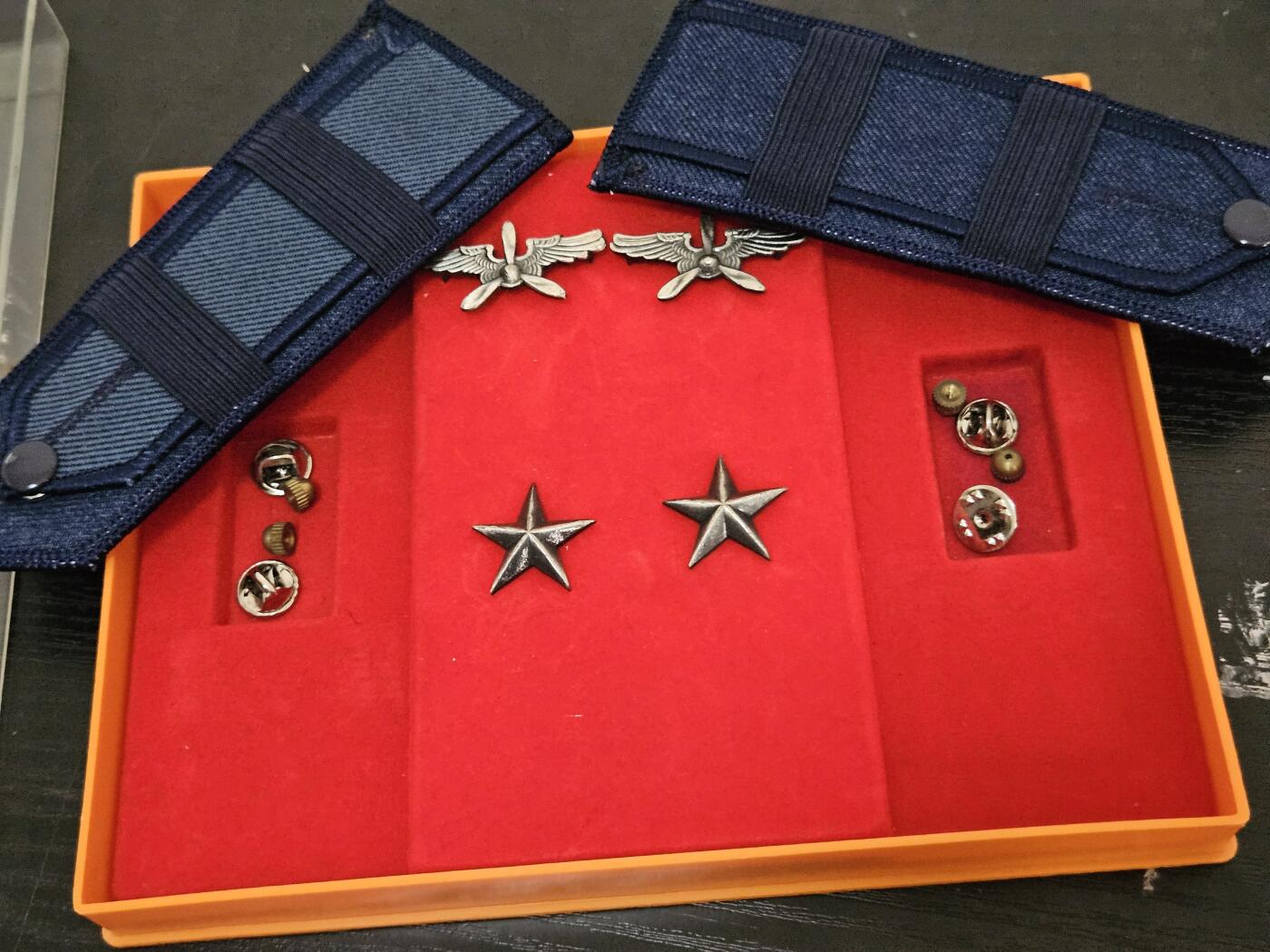 0元起拍勋章 第335期 咸鱼国勋章拍卖专场 2月25日（周三）下午6：00开始 民国空军将官阶级章礼盒