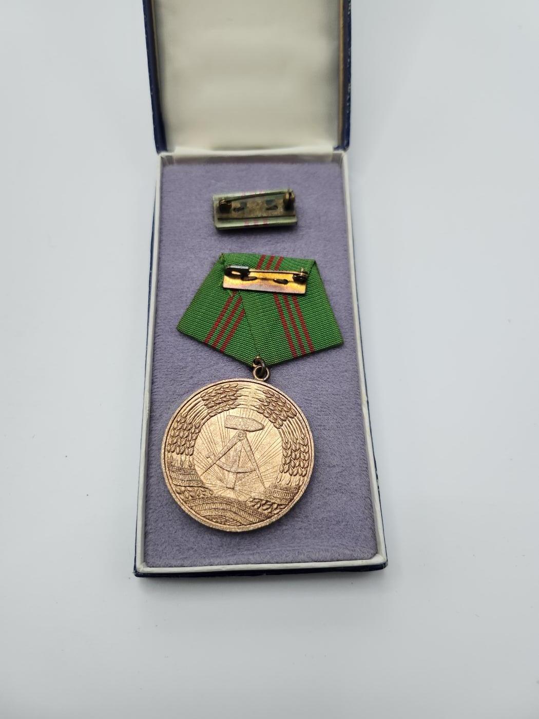 南水社第二次拍卖 德意志民主共和国人民警察忠诚服役奖章（三级/铜质）品相完好盒略齐全