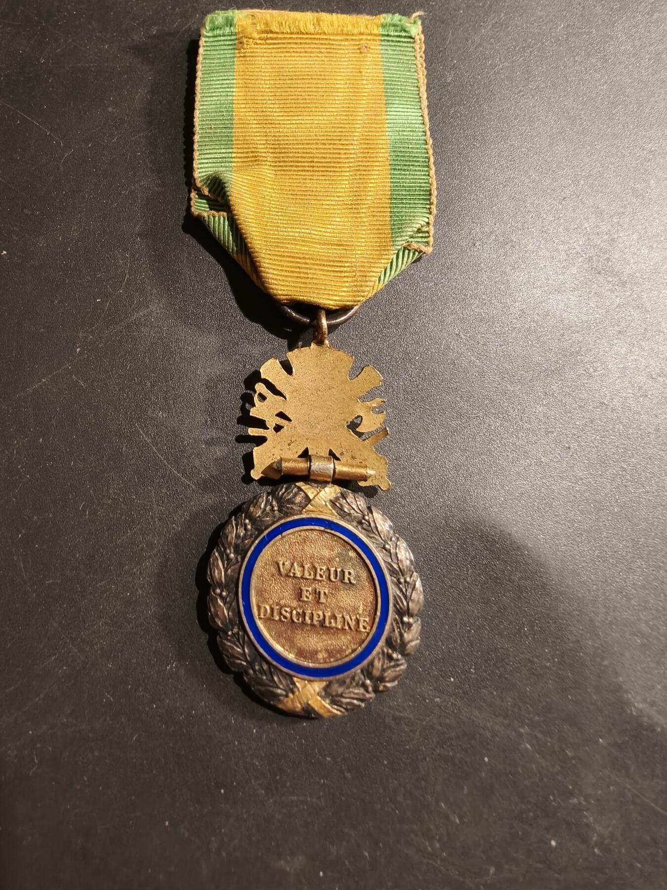 老王徽章第184期 法国军事奖章   三共时期    950银镀金珐琅     20g