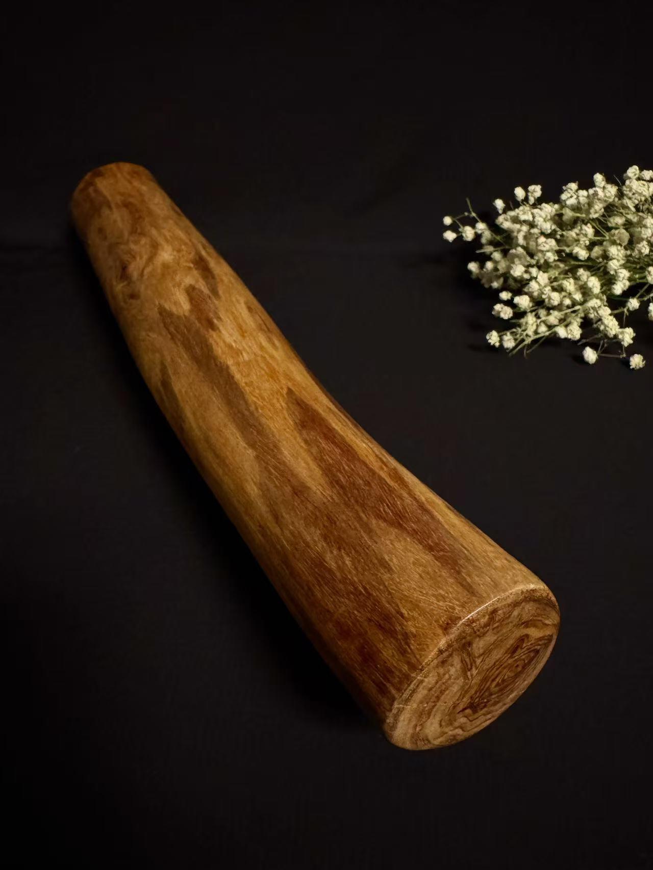 零元拍：NO.2终于在节前收到这批送出去加工的海南黄花梨随型把玩棍横财，这也许就是玩木头的乐趣吧，每一个花纹都独一无二，是自然与匠心的完美邂逅。 它保留了木材最本真的曲线，每一处起伏都像是时光在木头上留下的指纹。尺寸：390/60/50MM