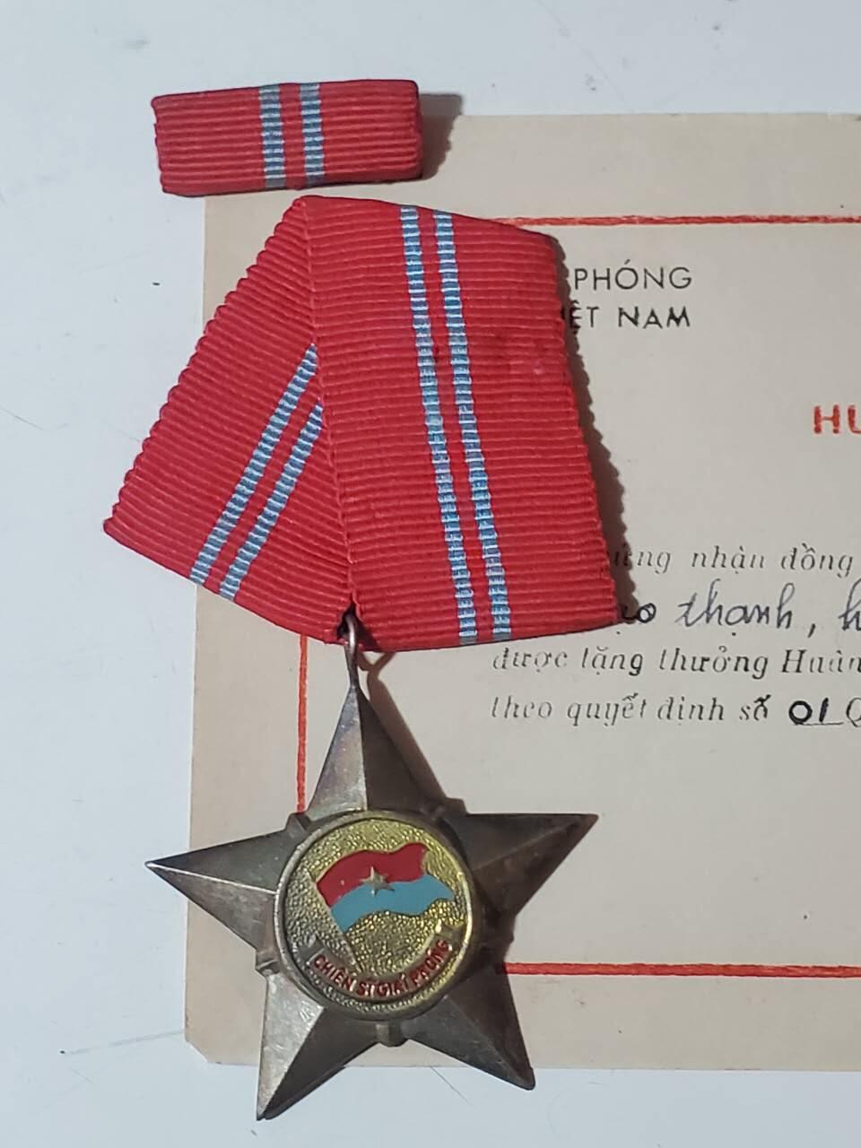 韵星假日军品类拍卖第42期 -- Rimey Holidays Militaria Auction 42 越南南方共和国（越共）三级解放战士勋章带二级勋章带略 战时白铜镀银版本 非后期铝 颁发给女兵 少见