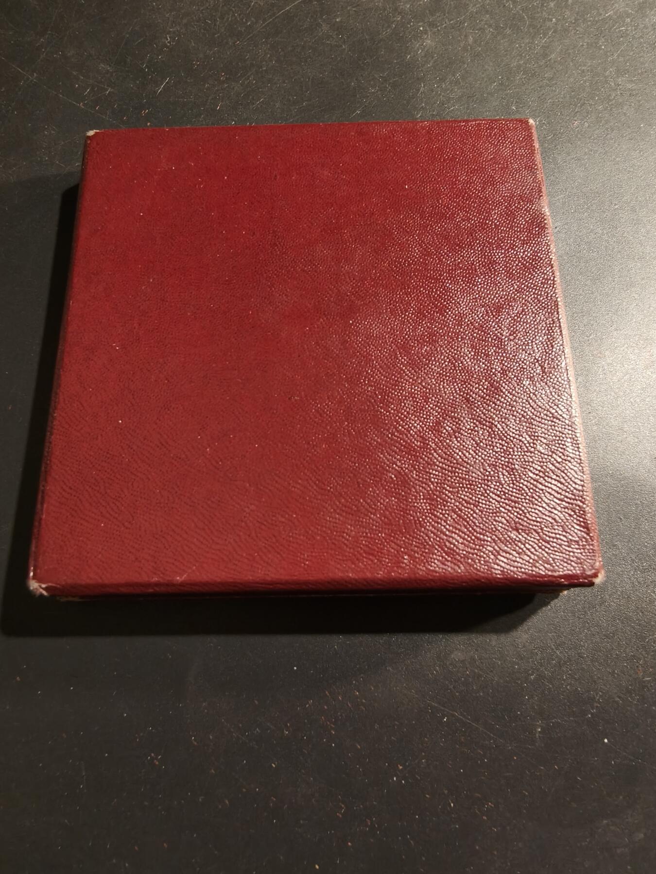 老王徽章第184期 法国电力建设总工会大铜章    大师皮列作品     原盒     直径68mm     重量150.1g