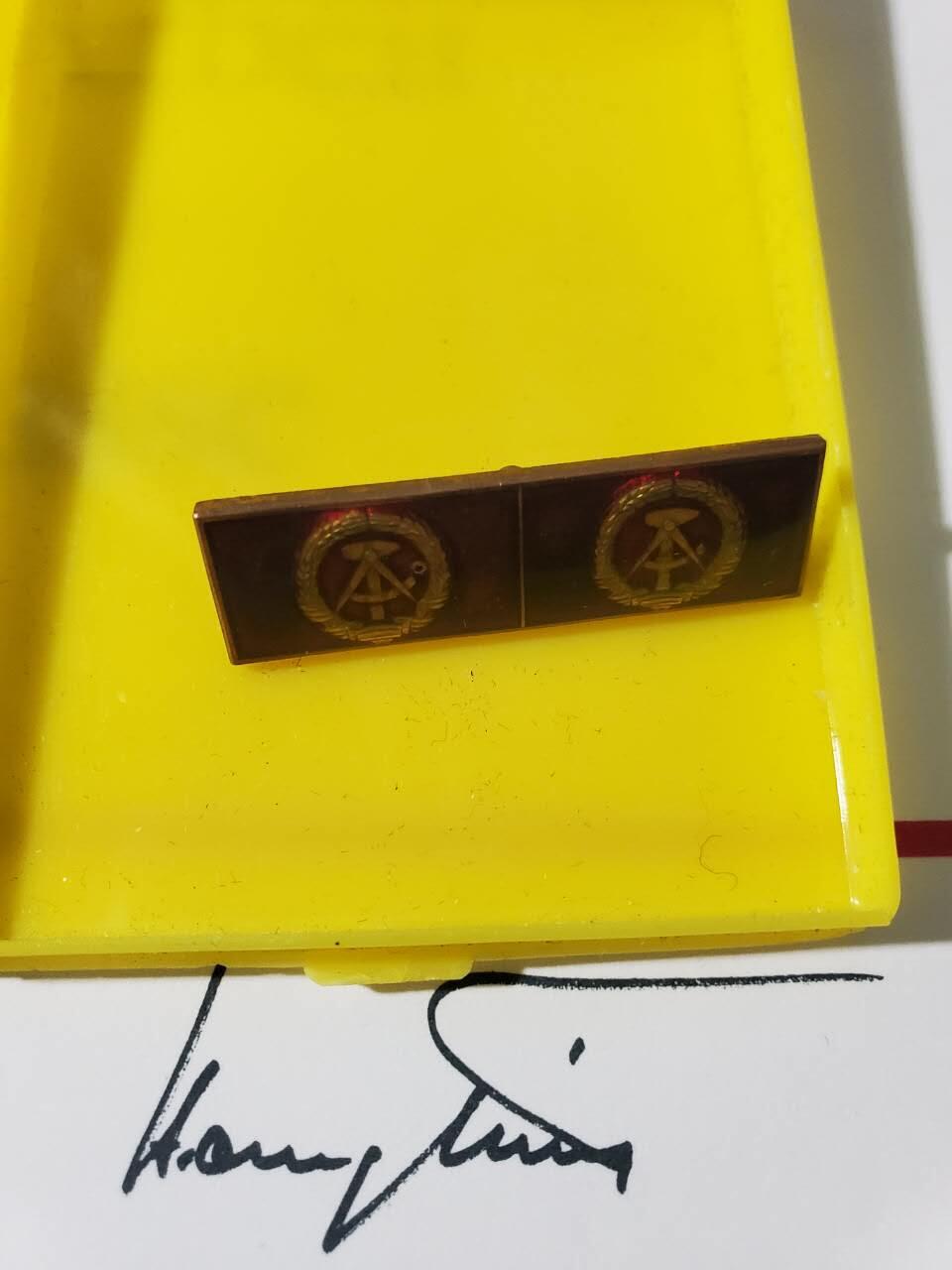 韵星假日军品类拍卖第42期 -- Rimey Holidays Militaria Auction 42 民主德国工会25年荣誉成员证章证书带连续获得两次个人积极劳动分子证章一套