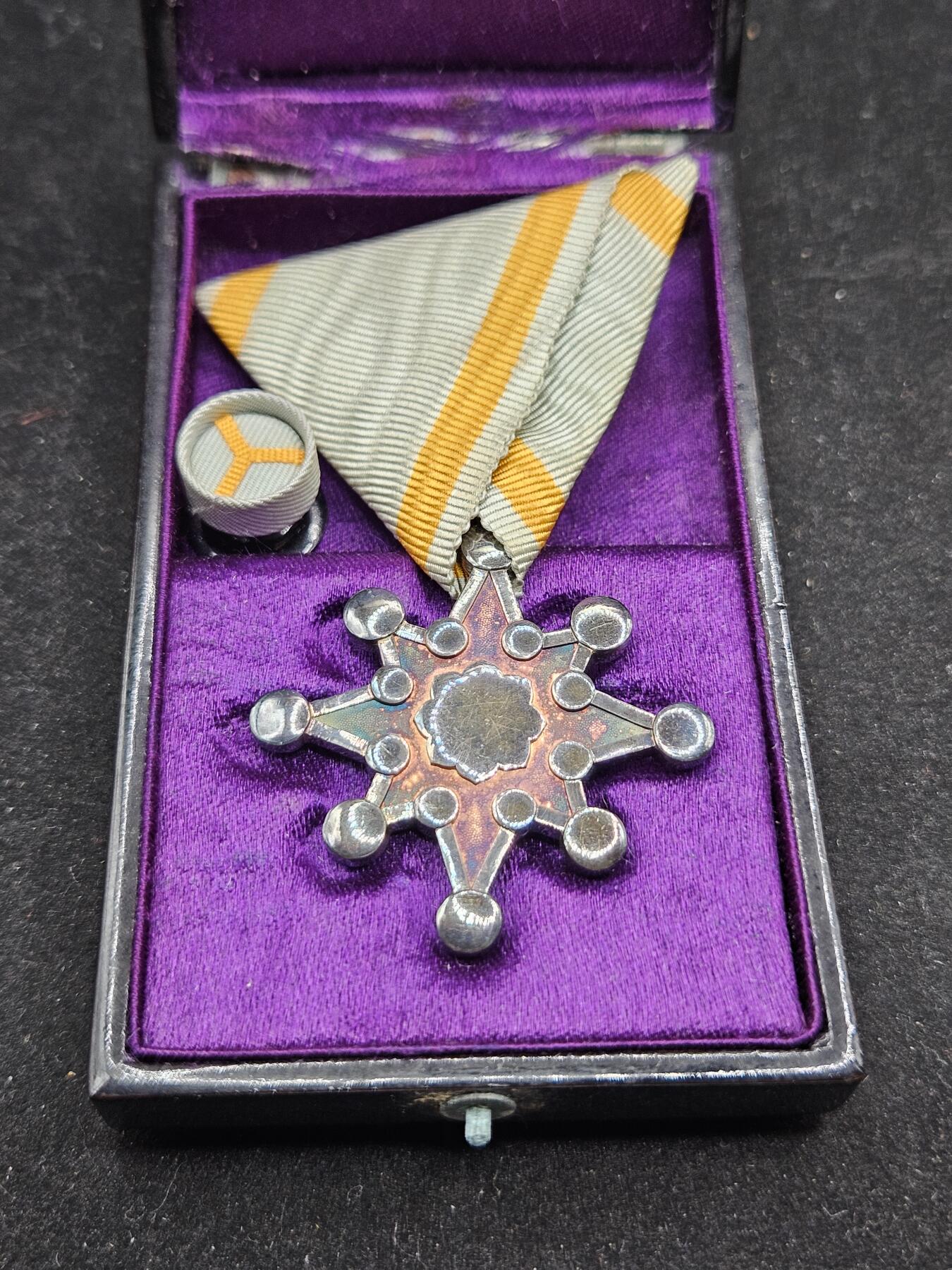 0元起拍勋章 第335期 咸鱼国勋章拍卖专场 2月25日（周三）下午6：00开始 战时八等瑞宝章银制带盒略