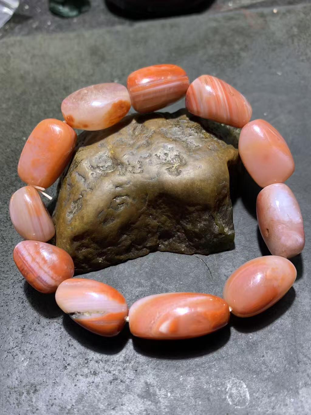 川料红白南红玛瑙随形单圈手串一条，