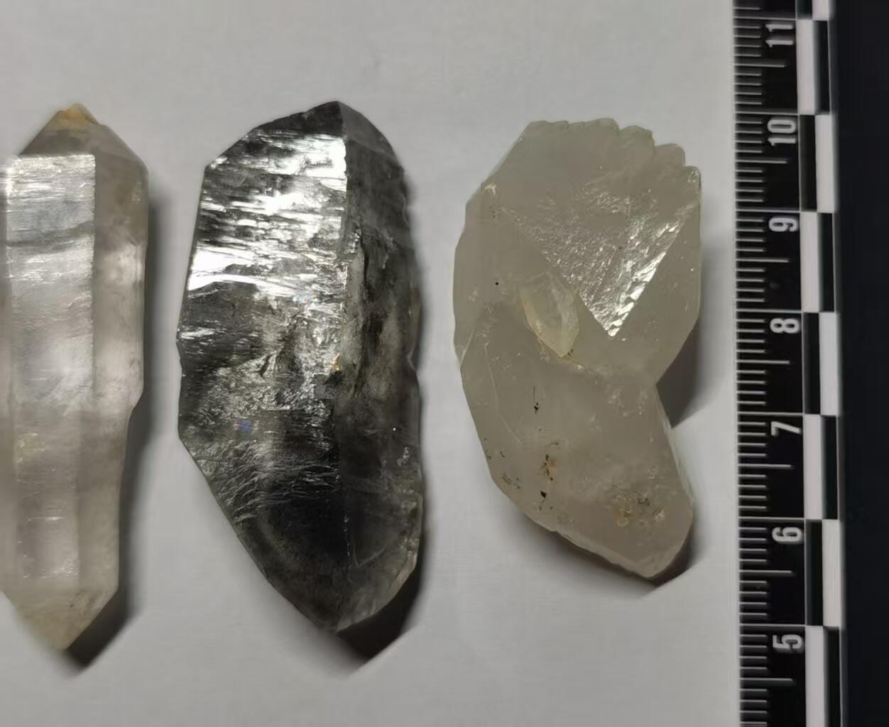 七河·世界世界币章杂件矿标化石小拍（总第38期） 藏家出品 X728（7）小手握大小的云贵闪灵水晶原石一组4件 60多克 本件拍品由合作藏家邮寄