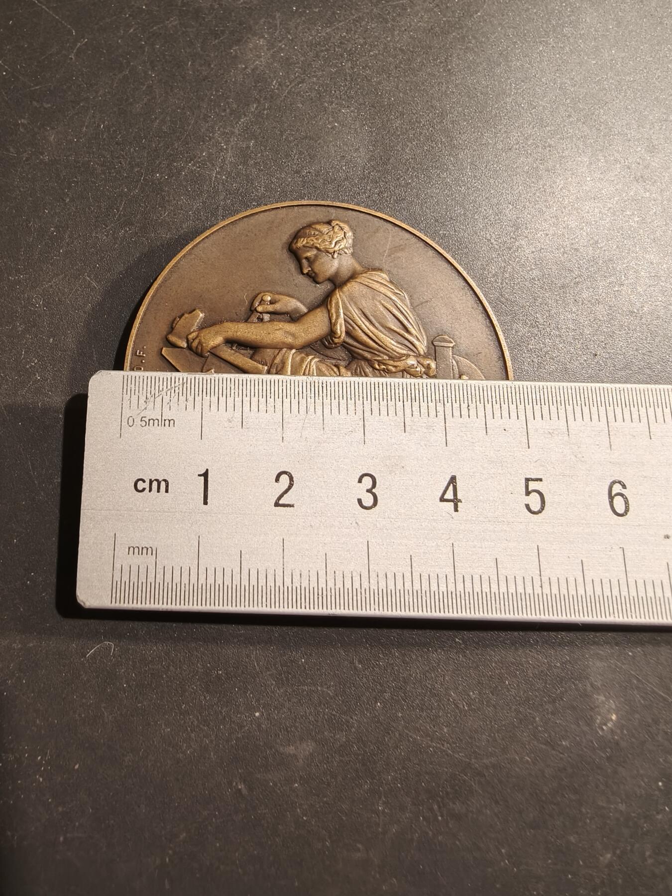 老王徽章第184期 法国纺织公司Dollfus-Mieg & Cie大铜章    原盒定制盒    工业女神       直径50mm    重量57.6g 