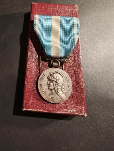 老王徽章第184期 - 法国殖民奖章   带盒子