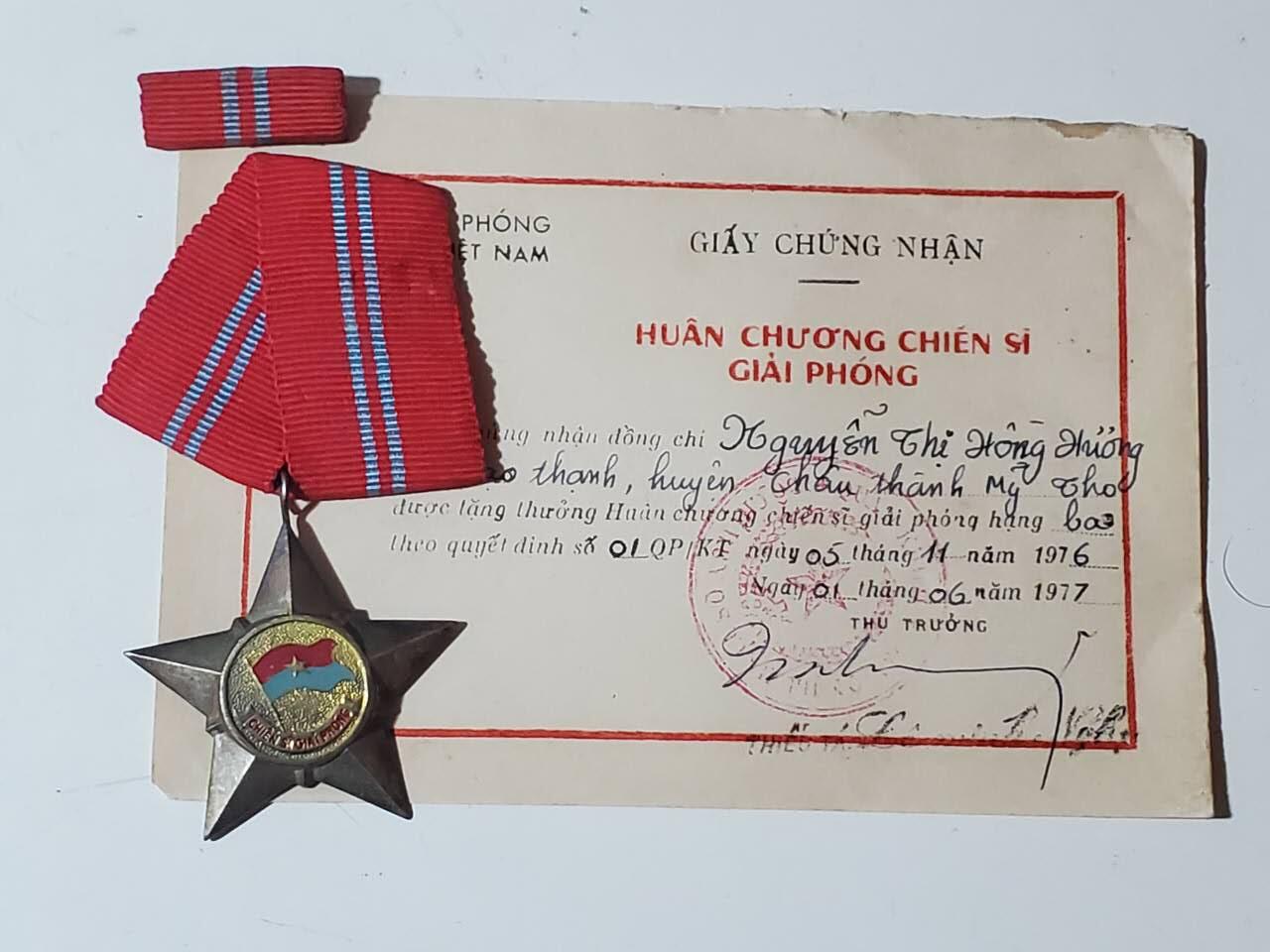 韵星假日军品类拍卖第42期 -- Rimey Holidays Militaria Auction 42 越南南方共和国（越共）三级解放战士勋章带二级勋章带略 战时白铜镀银版本 非后期铝 颁发给女兵 少见