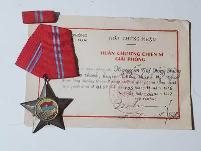 韵星假日军品类拍卖第42期 -- Rimey Holidays Militaria Auction 42 - 越南南方共和国（越共）三级解放战士勋章带二级勋章带略 战时白铜镀银版本 非后期铝 颁发给女兵 少见