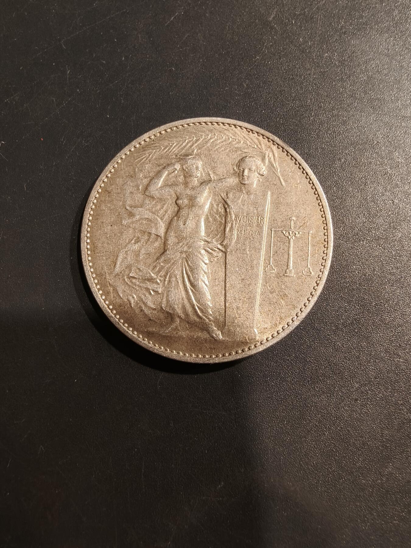 老王徽章第184期 法国化工联盟大银章    950银实发     直径37mm    重量21.2g