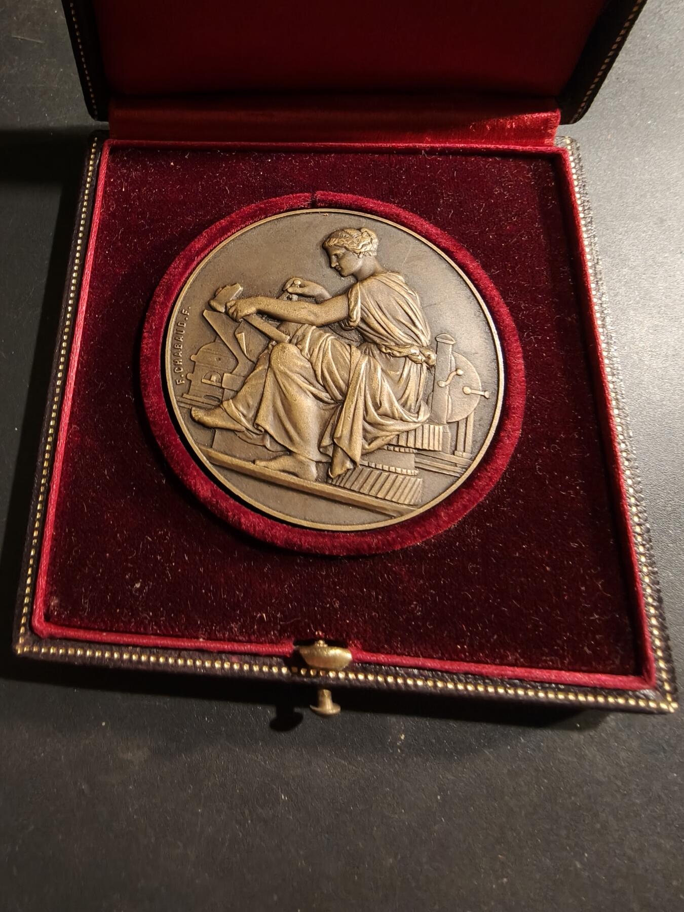 老王徽章第184期 法国纺织公司Dollfus-Mieg & Cie大铜章    原盒定制盒    工业女神       直径50mm    重量57.6g 