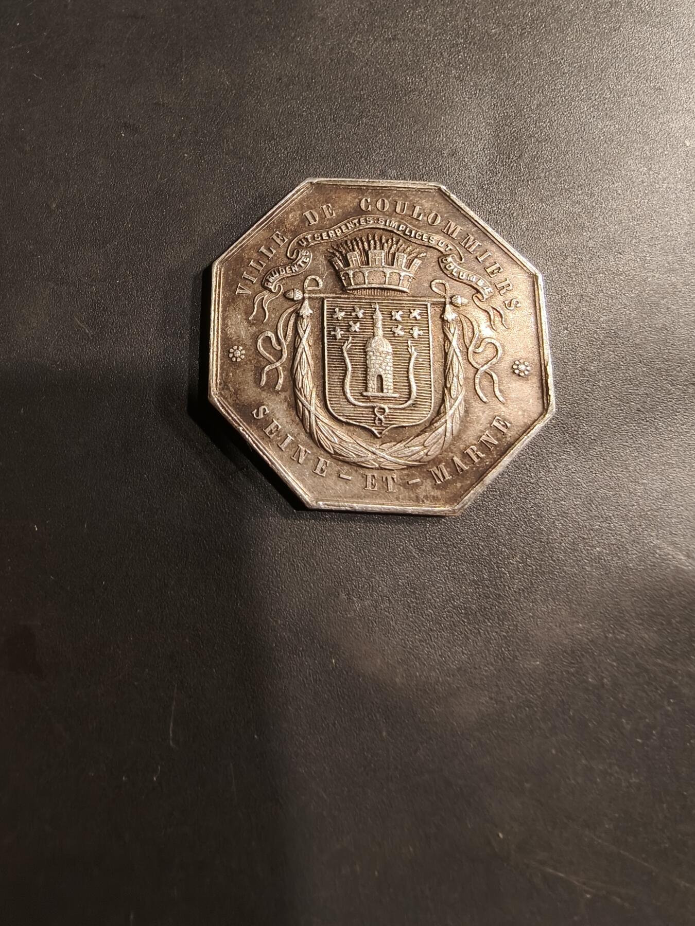 老王徽章第184期 法国塞纳-马恩省库洛米耶市储蓄银行八角银章     950银     直径30mm     重量13.4g