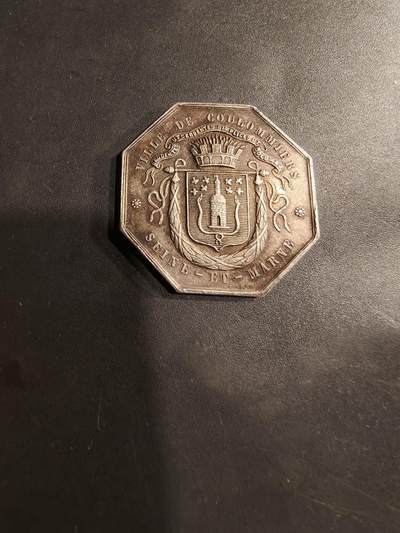 老王徽章第184期 - 法国塞纳-马恩省库洛米耶市储蓄银行八角银章     950银     直径30mm     重量13.4g