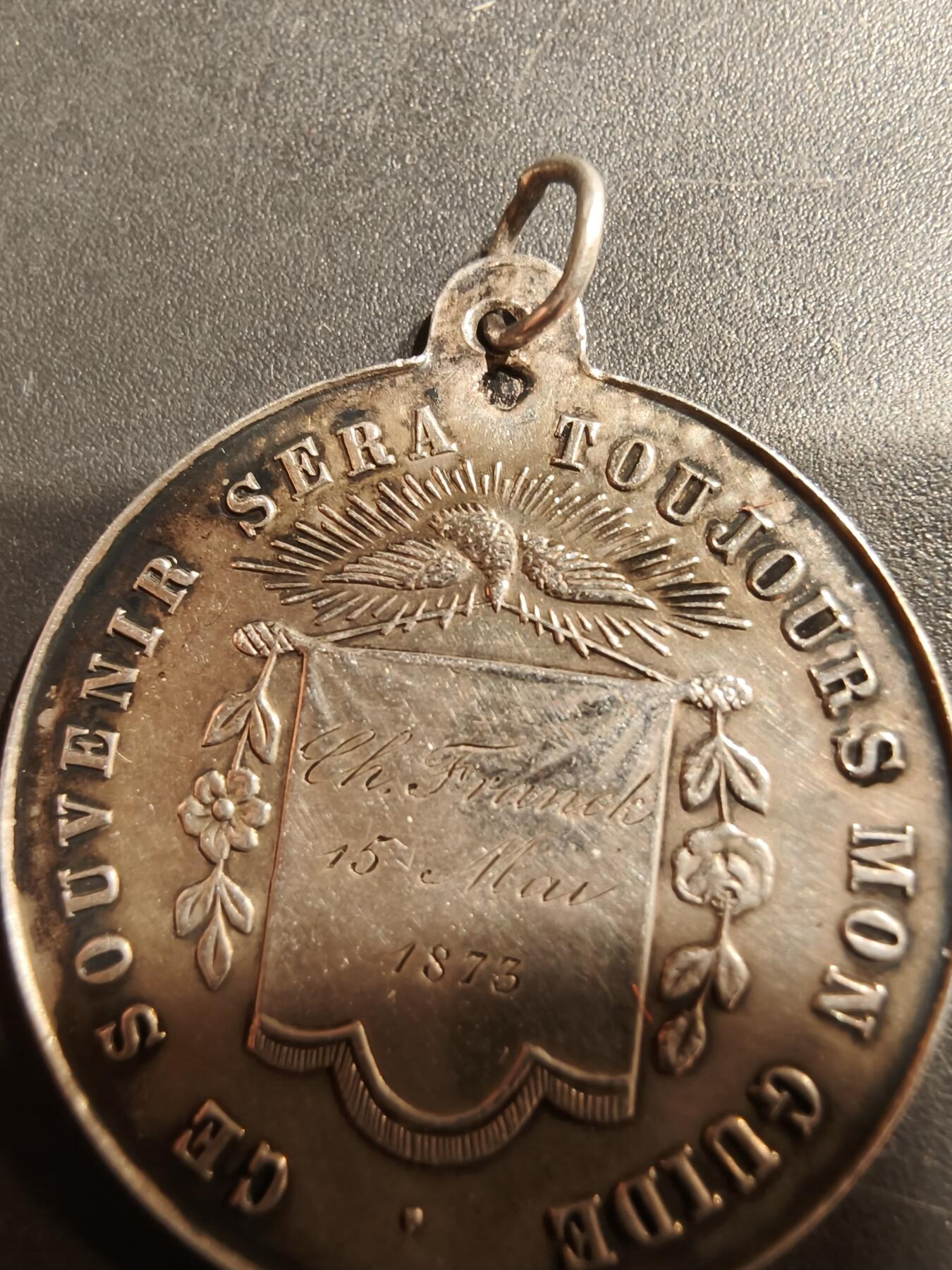 老王徽章第184期 法国初领圣体纪念章     螃蟹银标    直径27mm    重量3.2g