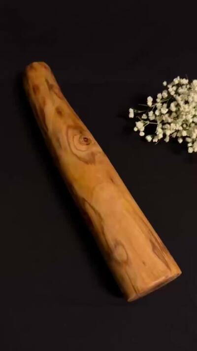 零元拍：NO.2终于在节前收到这批送出去加工的海南黄花梨随型把玩棍横财，这也许就是玩木头的乐趣吧，每一个花纹都独一无二，是自然与匠心的完美邂逅。 它保留了木材最本真的曲线，每一处起伏都像是时光在木头上留下的指纹。尺寸：390/60/50MM