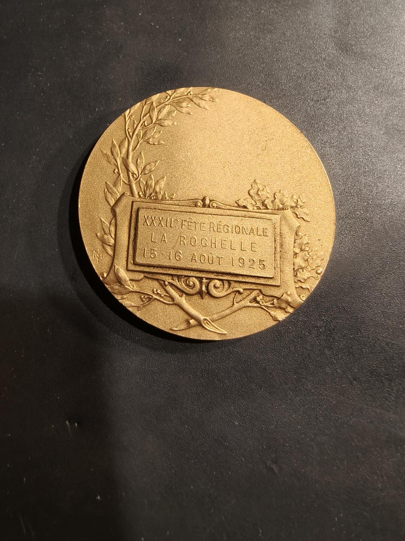 老王徽章第184期 法国1925年第32届拉罗谢尔地区节日镀金大铜章    原盒     勒内鲍迪雄作品     直径46mm     重量42.1g