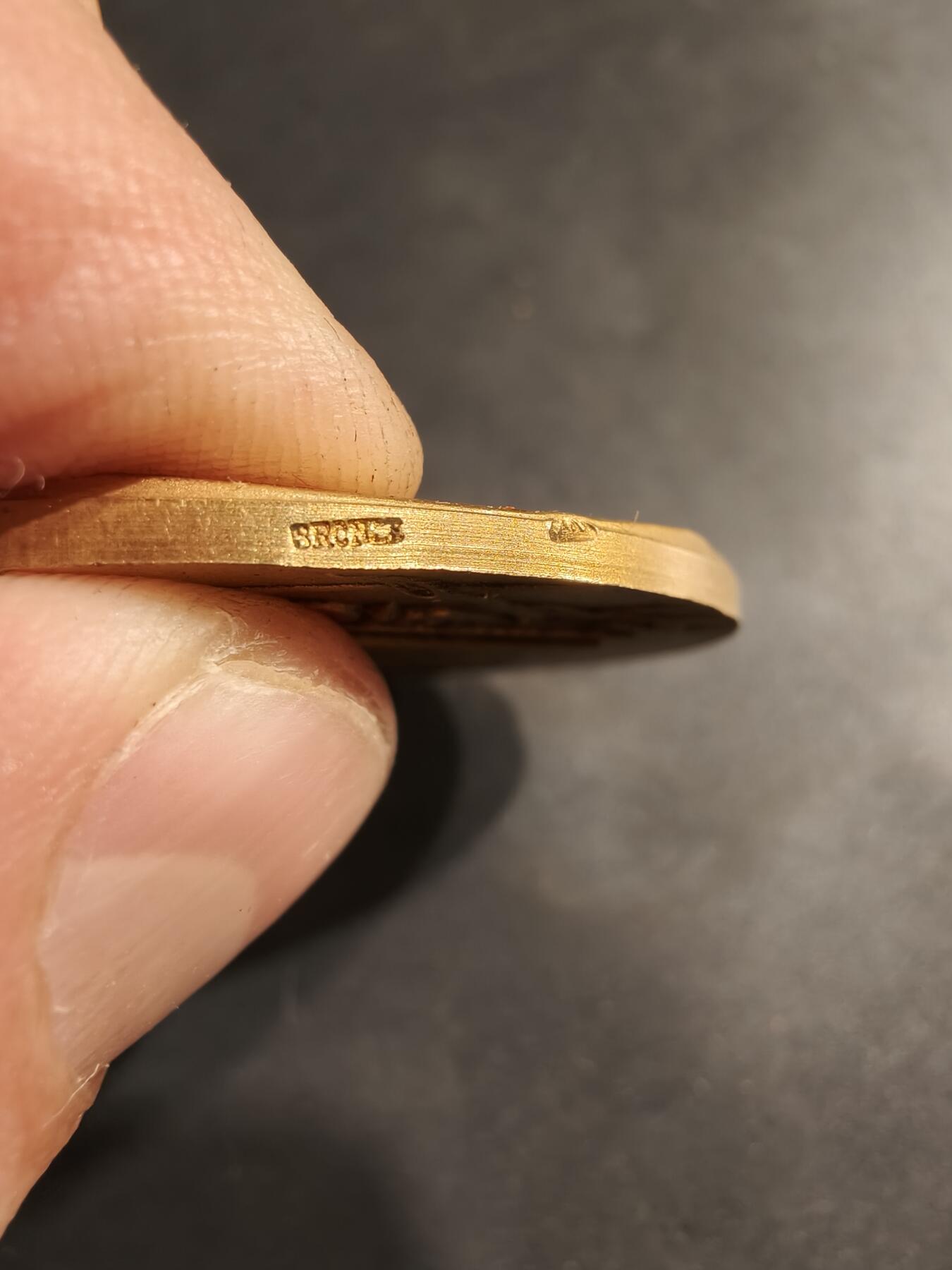 老王徽章第184期 法国1925年第32届拉罗谢尔地区节日镀金大铜章    原盒     勒内鲍迪雄作品     直径46mm     重量41.7g