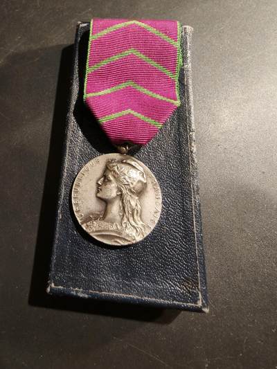 老王徽章第184期 - 法国司法部教育监督部门荣誉奖章    带纸盒   950银    13.4g