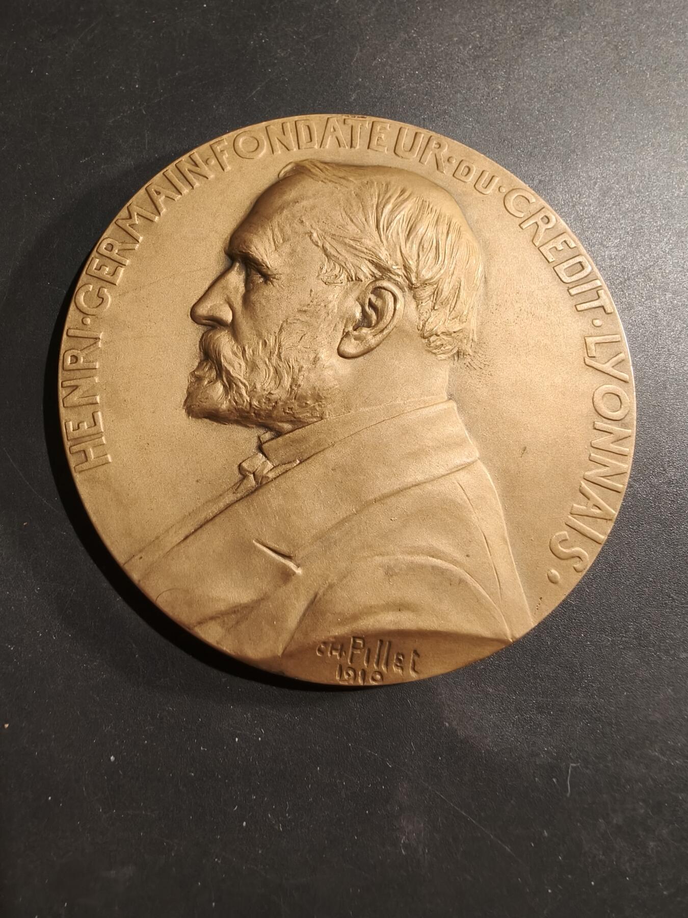 老王徽章第184期 法国里昂信贷银行镀金大铜章    大师皮列作品    带原盒     直径80mm     重量223.6g