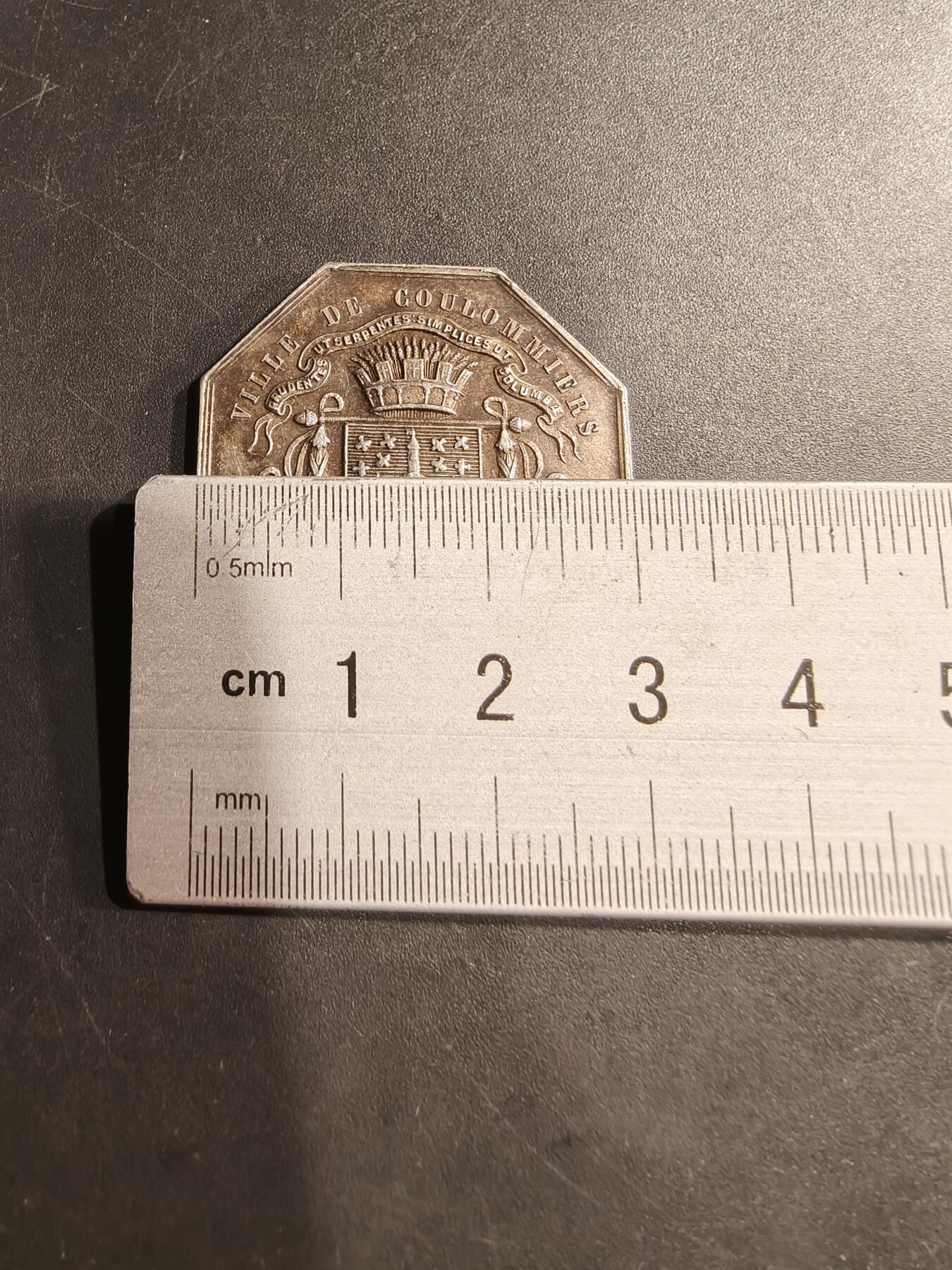 老王徽章第184期 法国塞纳-马恩省库洛米耶市储蓄银行八角银章     950银     直径30mm     重量13.4g