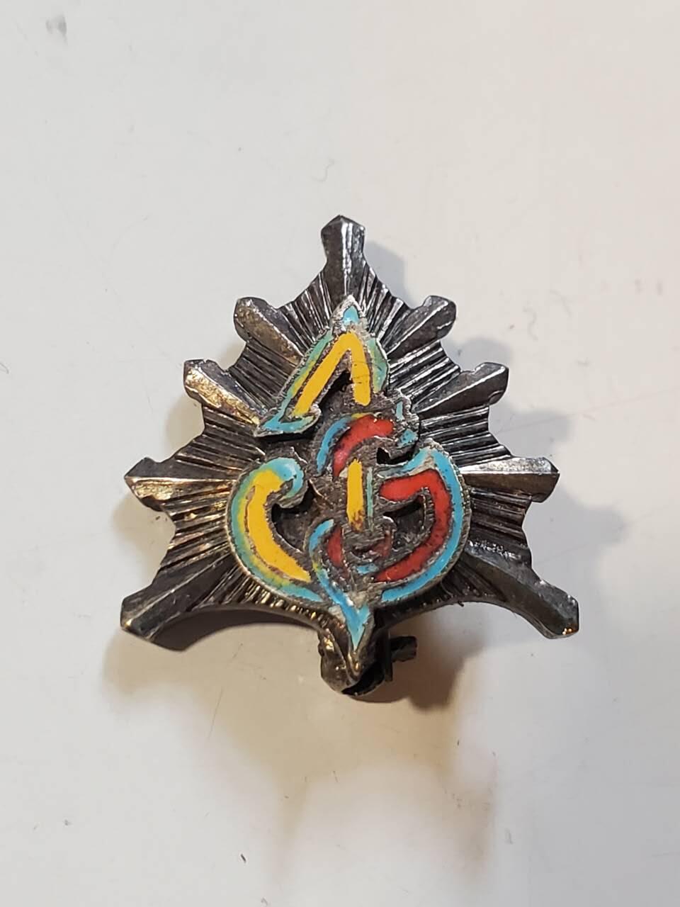 韵星假日军品类拍卖第42期 -- Rimey Holidays Militaria Auction 42 泰王国银制皇家服务奖章拉玛9世时期 整体包括别针均为银制 彩色珐琅完好 颁发给高级内务官员 少见