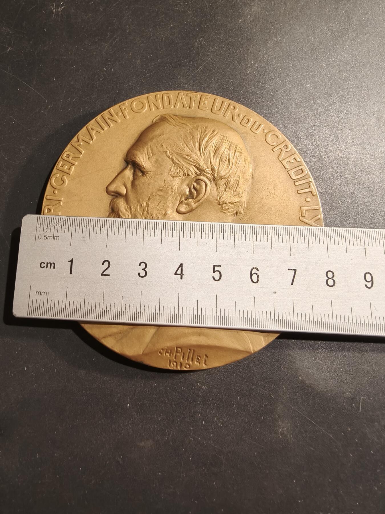 老王徽章第184期 法国里昂信贷银行镀金大铜章    大师皮列作品    带原盒     直径80mm     重量223.6g