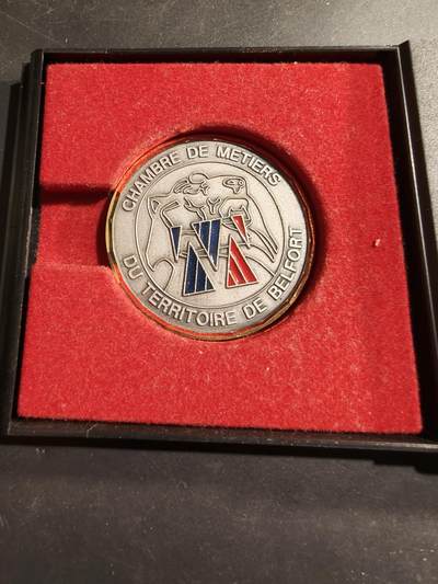 老王徽章第184期 - 法国贝尔福地区手工业与工艺商会纪念章     原盒    直径50mm    重量58.3g