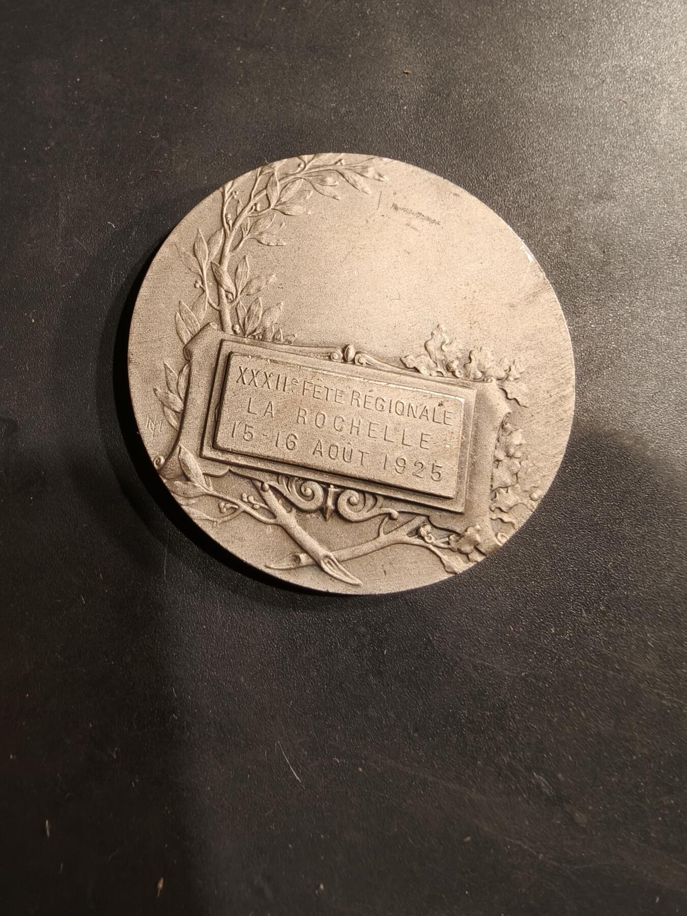 老王徽章第184期 法国1925年第32届拉罗谢尔地区节日镀银大铜章    原盒     直径46mm     重量43g