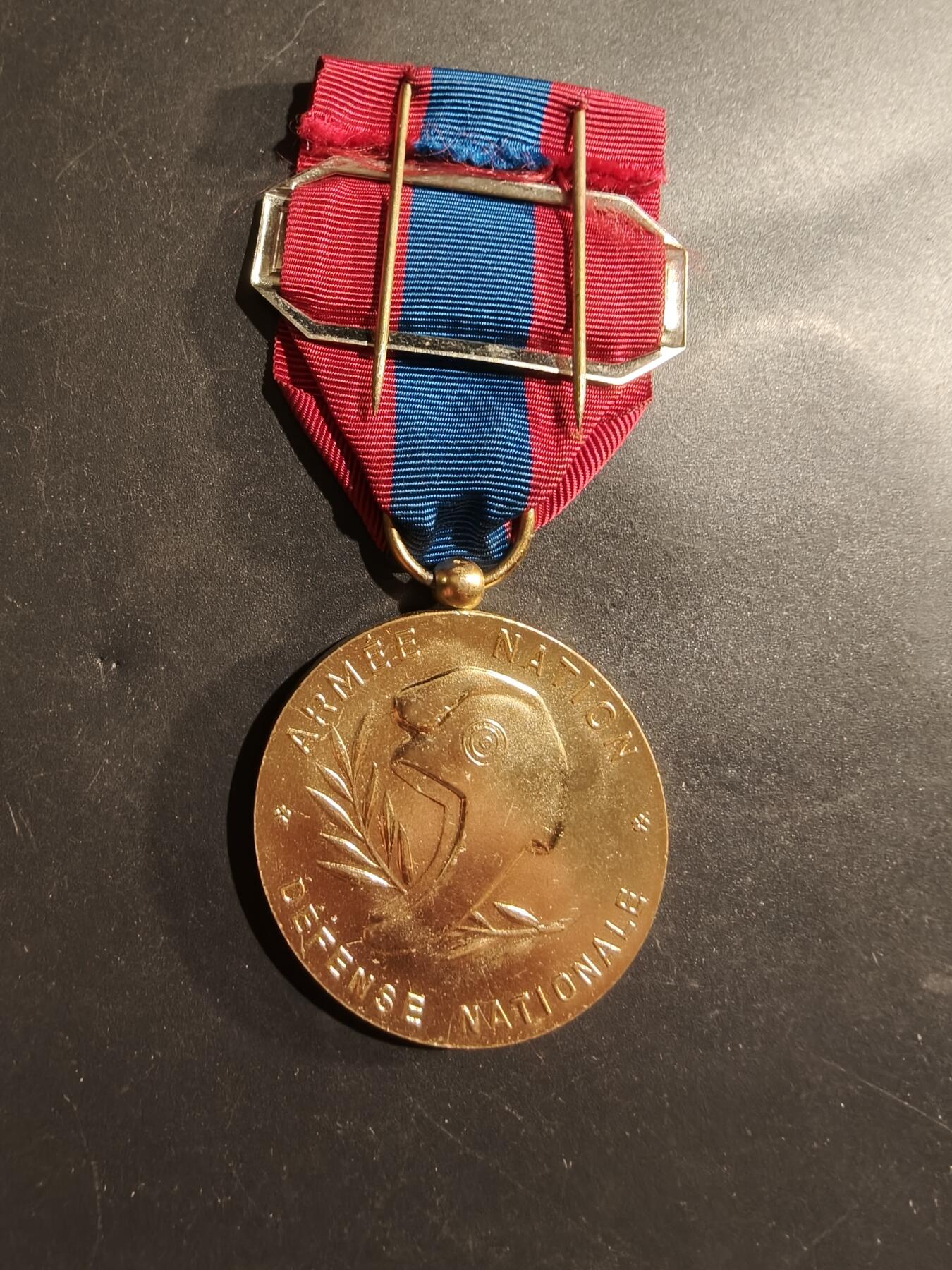 老王徽章第184期 法国金级国防服役奖章    装甲兵勋条