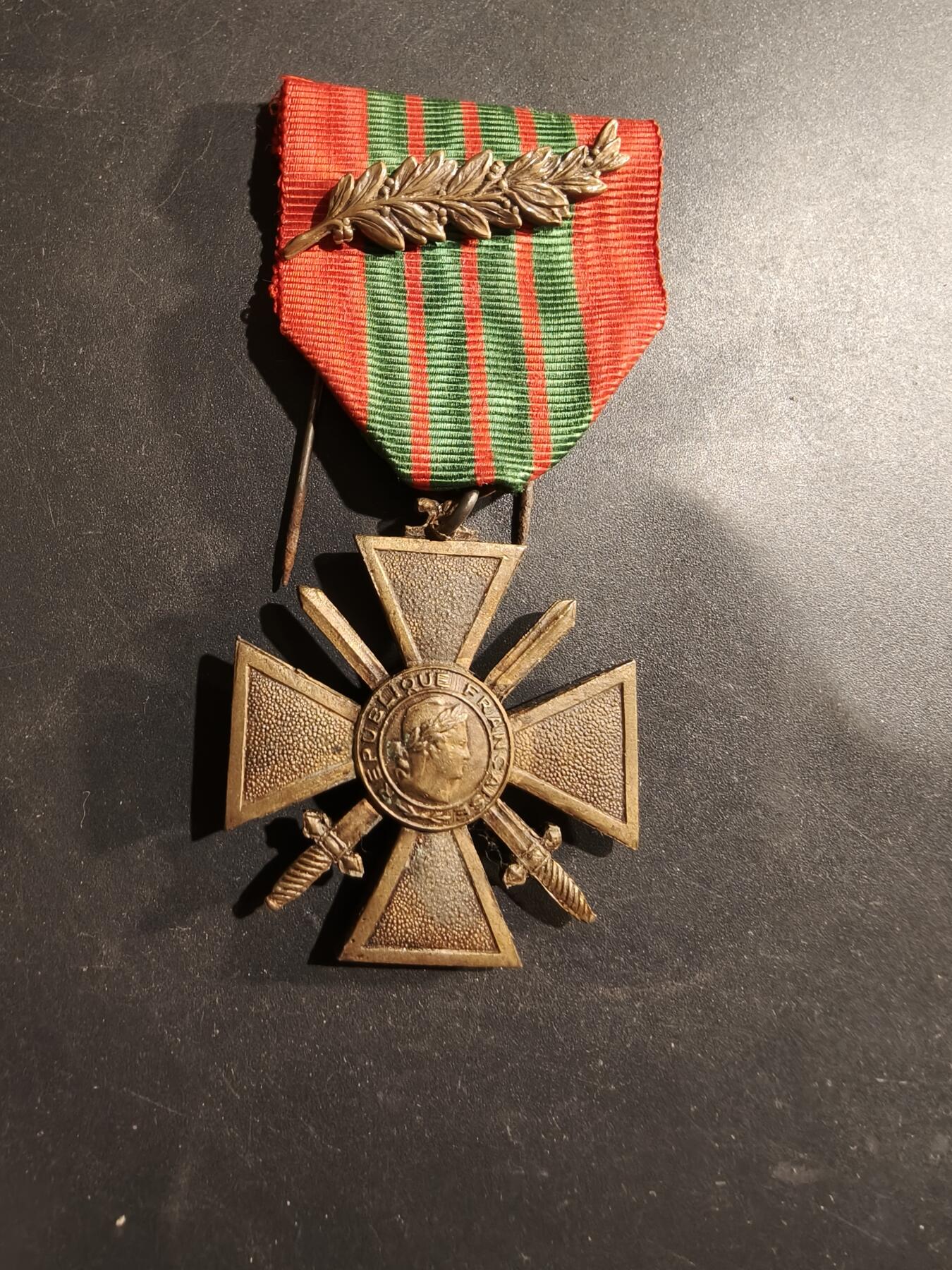 老王徽章第184期 法国1939-40战争十字奖章    一颗铜棕榈勋饰