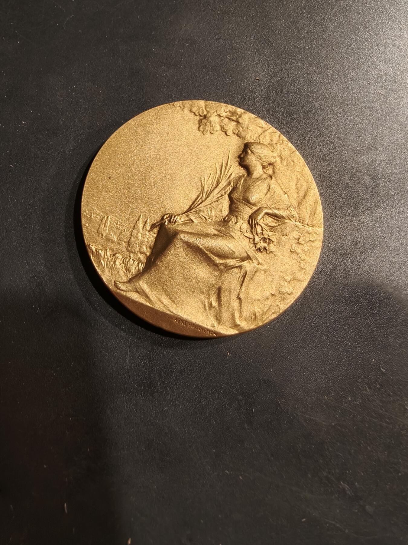 老王徽章第184期 法国1925年第32届拉罗谢尔地区节日镀金大铜章    原盒     勒内鲍迪雄作品     直径46mm     重量41.3g