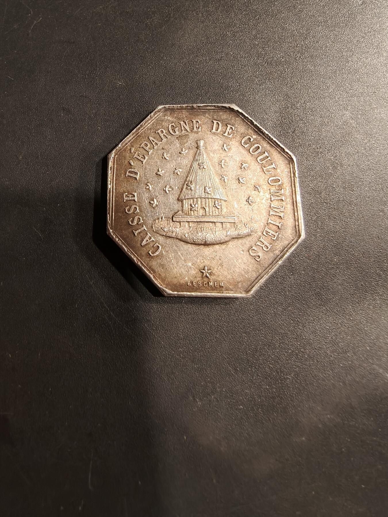 老王徽章第184期 法国塞纳-马恩省库洛米耶市储蓄银行八角银章     950银     直径30mm     重量13.4g