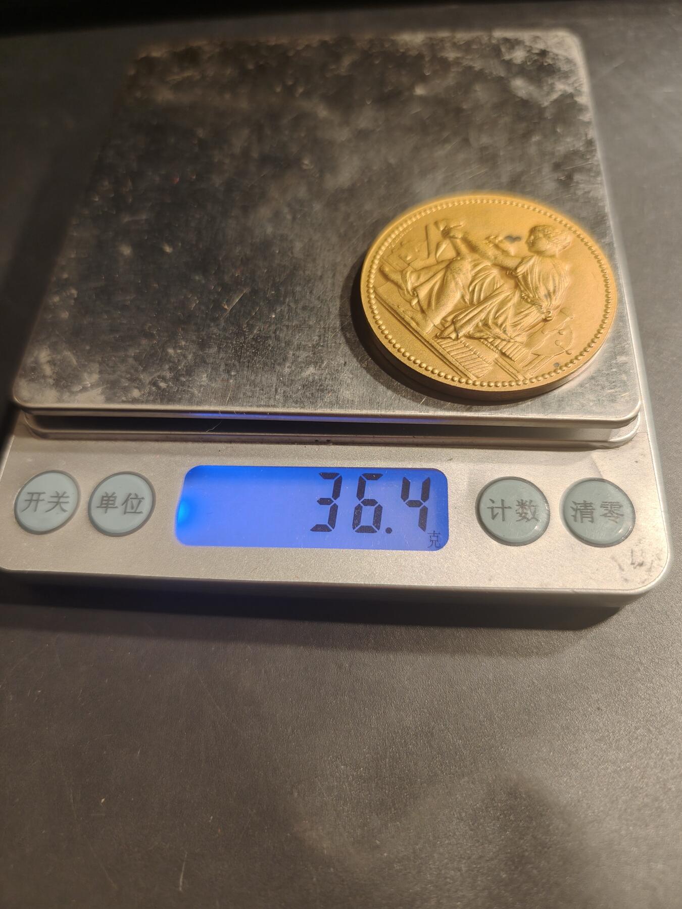 老王徽章第184期 法国鲁昂工业协会镀金大银章     800银镀金    直径41mm    重量36.4g