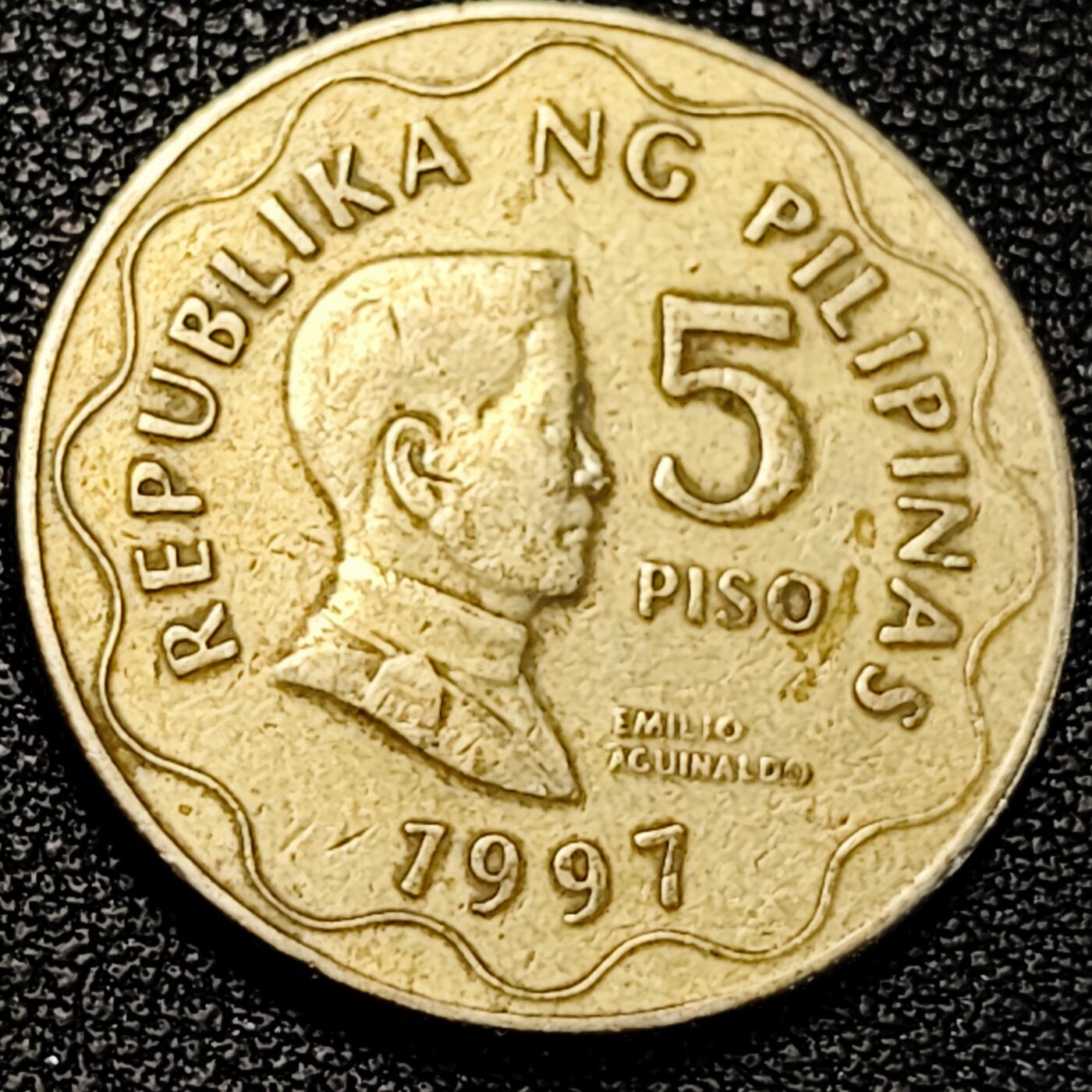 泉币菌-第195场- 新年快乐 新年第三场 本场拍品多 请提前出价 首届总统埃米利奥 菲律宾1997年5比索镍黄铜硬币 27mm 7.67g