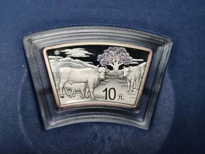 春节钱币瓷器清货捡漏拍场 - 2021年辛丑牛年999纯银一盎司扇形银币 原盒证书