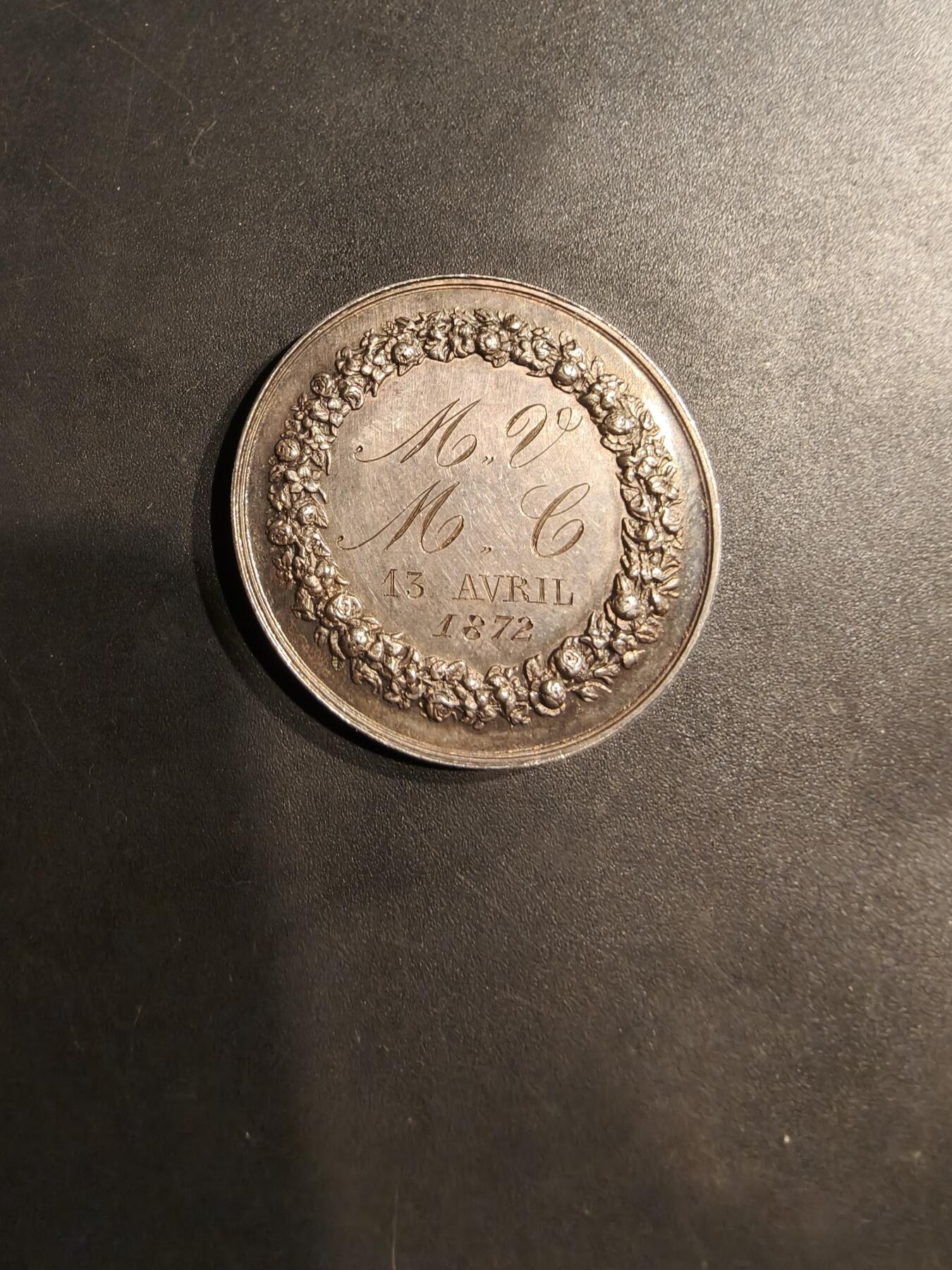 老王徽章第184期 法国婚章    带背铭1872年结婚    950银蜜蜂标    直径32mm    重量15.7g