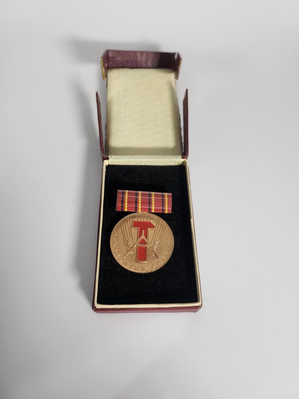 南水社第二次拍卖 民主德国社会活动家奖章 章体完好 盒子商鞅品相