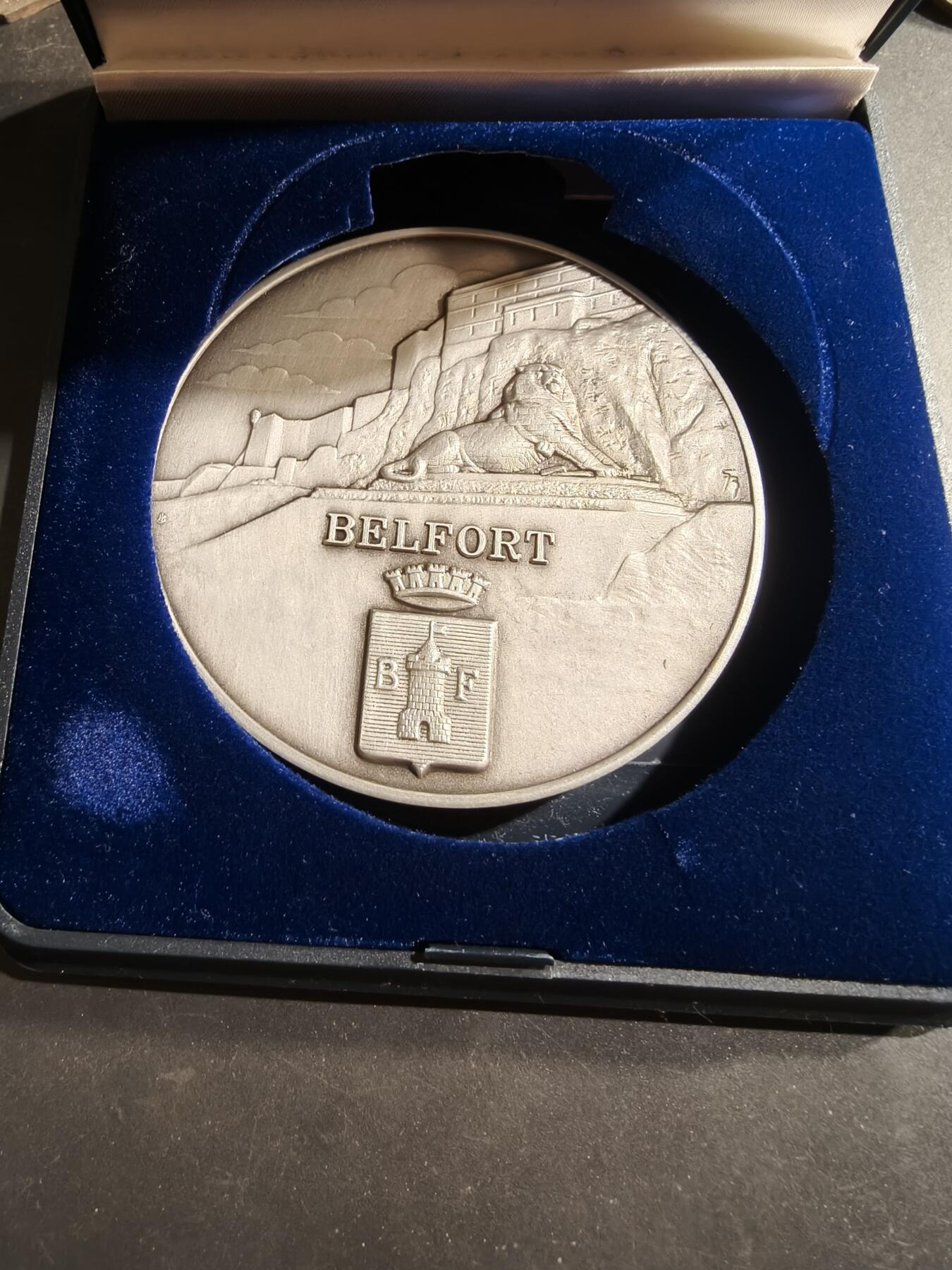 老王徽章第184期 法国贝尔福市阿尔斯通高速列车镀银大铜章    原盒盒子内衬损坏      贝尔福市代表为贝尔福雄狮     直径80mm     重量248.4g