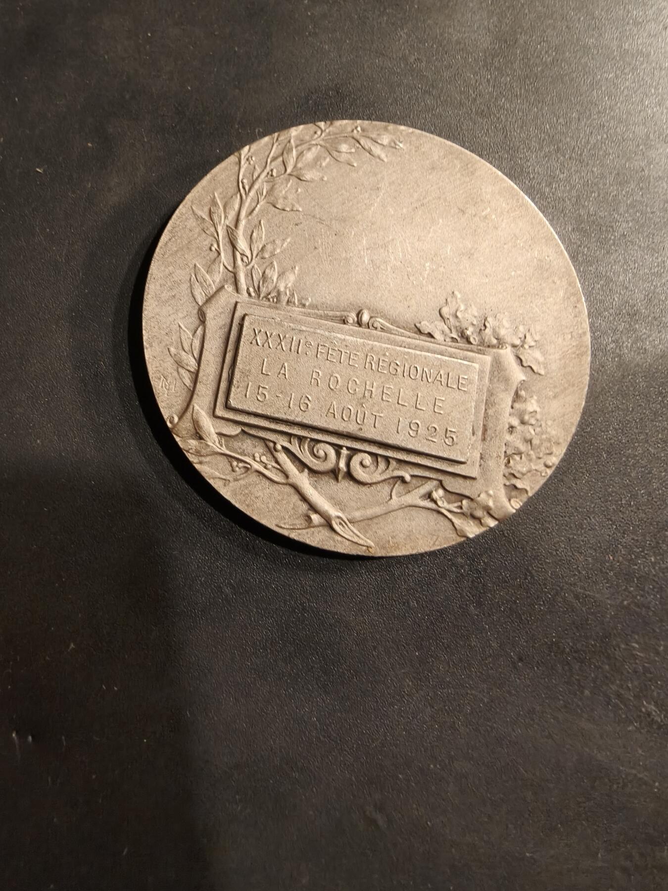 老王徽章第184期 法国1925年第32届拉罗谢尔地区节日镀银大铜章    原盒无盖     直径46mm     重量43.1g