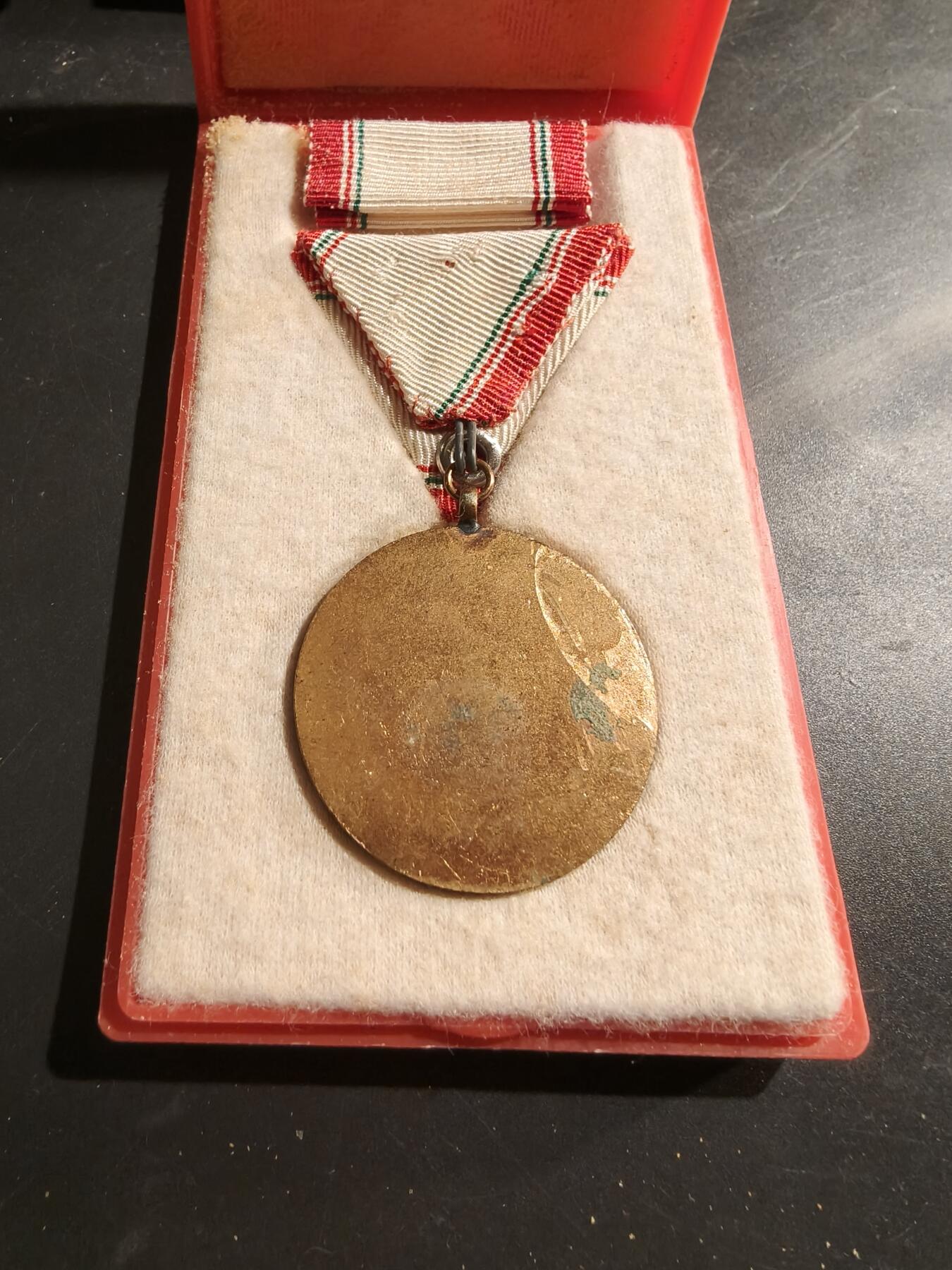 老王徽章第184期 匈牙利25周年服役纪念章    原盒带略    盒子有损